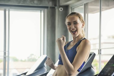 Güzel fit insanlar spor salonunda çalışıyor..