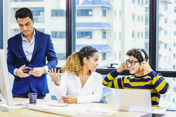 Jovem Equipe Design Negócios Tendo Uma Reunião Conjunto Escritório Criativo — Fotografia de Stock