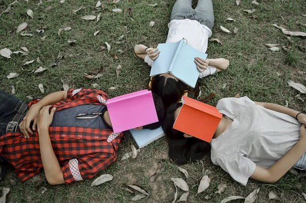 Universiteitsstudenten Lezen Een Boek Het Groene Gras — Stockfoto