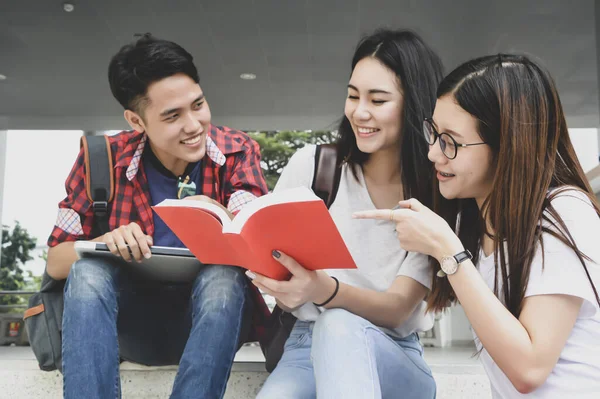 Jovens Estudantes Universitários Felizes Estudando Com Livros Biblioteca Grupo Pessoas — Fotografia de Stock