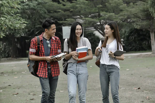 Grupo Internacional Cuatro Estudiantes Con Mochilas Caminando Universidad Descansando Después Imágenes De Stock Sin Royalties Gratis