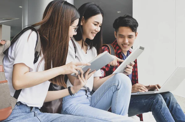 Gelukkige Jonge Universiteitsstudenten Studeren Met Boeken Bibliotheek Groep Van Multiraciale Stockfoto