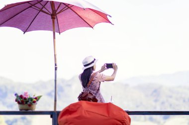 Balkonda eğleniyorum. Güzel genç bayan, cep telefonu kullan..