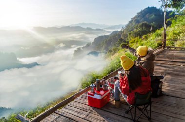Dağlarda kamp yapan ve kahve içen iki kadın..