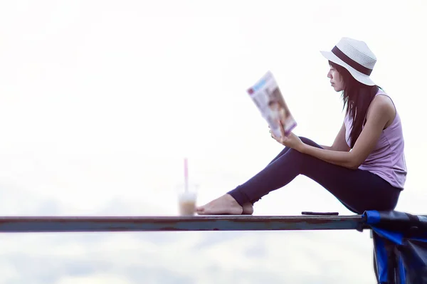 Genieten Het Balkon Mooie Jonge Vrouw Het Lezen Van Een — Stockfoto