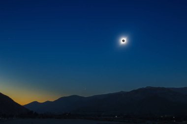 2 Temmuz 2019 'da Şili, Vicunja' da toplam güneş tutulması olan manzara