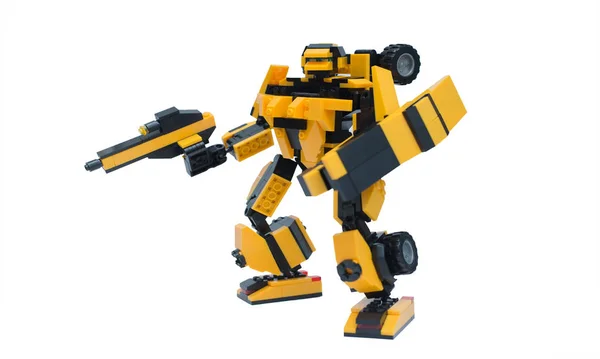 Robot giallo e nero da lego assemblato da mani isolate — Foto Stock