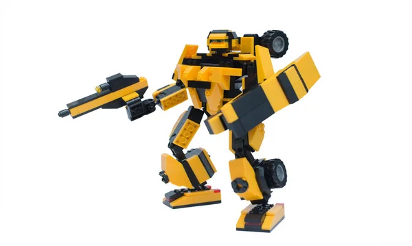 Lego 'dan gelen sarı ve siyah robot elle monte edildi.