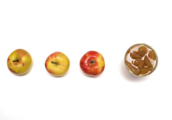 Pommes du magasin sur fond blanc et confiture dans une prise de verre — Photo