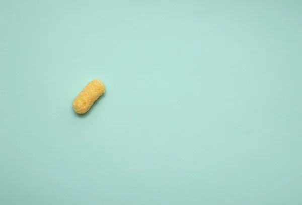 Snack de maíz crujiente simple sobre fondo blanco — Foto de Stock