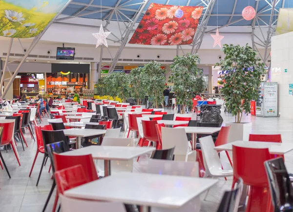 Large hall in the mall tables and chairs for people to eat — Φωτογραφία Αρχείου