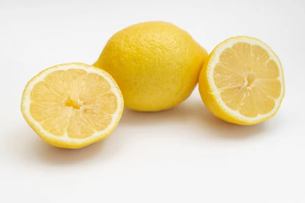Цілий Лимонний Фрукт Кислий Жовтий Ізольований Білому Тлі Крупним Планом — стокове фото