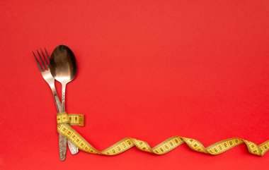 sağlıklı yaşam tarzı, yemek, diyet, kaşık, çatal, santimetre, kırmızı arkaplan, ağırlık kontrolü