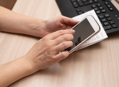 Faturaları beyaz telefonla öde, eller kapalı, dokunmatik ekranda