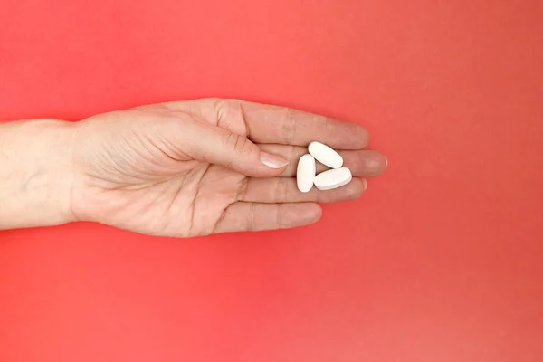 Close Χέρι Της Γυναίκας Φάρμακο Κόκκινο Φόντο Ιατρικό Φάρμακο — Φωτογραφία Αρχείου