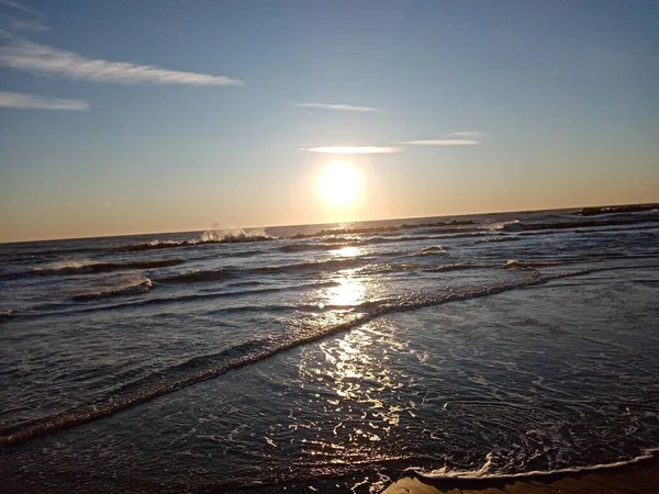海浪映衬着美丽的落日 — 图库照片