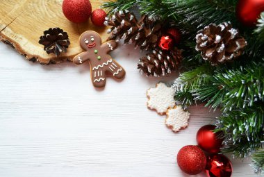 Kırmızı Noel süslemeleri olan zencefilli adam.