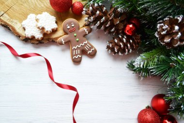 Kırmızı Noel süslemeleri olan zencefilli adam.