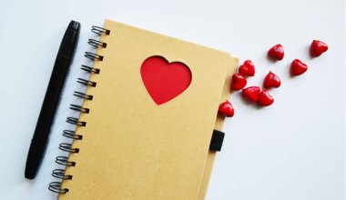 Küçük kırmızı kalpler ve bir defter