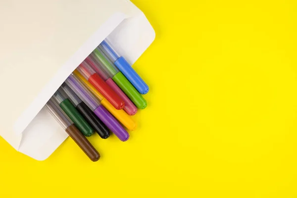 Marcadores Diferentes Colores Están Encerrados Sobre Correo Sobre Fondo Amarillo —  Fotos de Stock