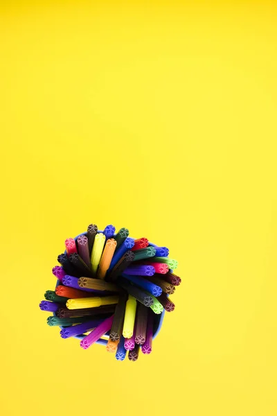 Marcadores Arco Iris Aislados Una Vista Superior Fondo Amarillo Plumas —  Fotos de Stock