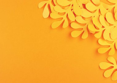 Sarı arka plandaki tropik sarı sonbahar yaprakları. Düşen altın yaprakların sonbahar arkaplanı