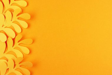 Sarı arka plandaki tropik sarı sonbahar yaprakları. Düşen altın yaprakların sonbahar arkaplanı