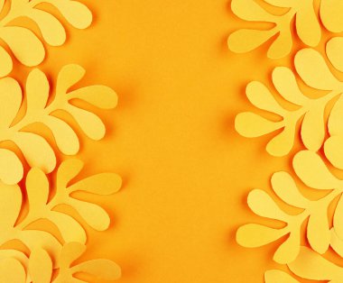 Sarı arka plandaki tropik sarı sonbahar yaprakları. Düşen altın yaprakların sonbahar arkaplanı