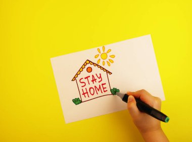 El, evde kalan kelimelerle bir ev çizer. Covid-19 koronavirüs salgını sırasında kendini izole etme kavramı