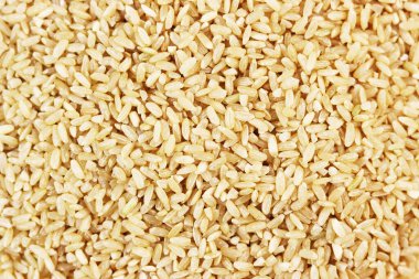 Kurutulmuş pirinç taneleri yukarıdan yakından görünüyor. kahverengi pirinç tam ekran görüntüsü