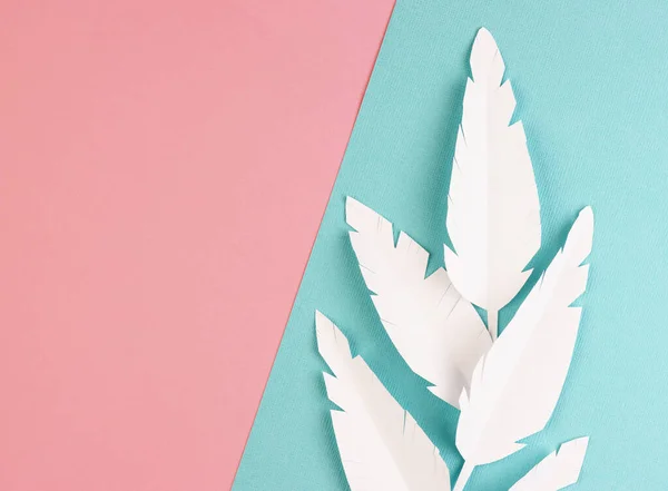 ピンクと青の背景に白い紙の羽トップビュー パステルカラーの背景に紙の装飾 — ストック写真