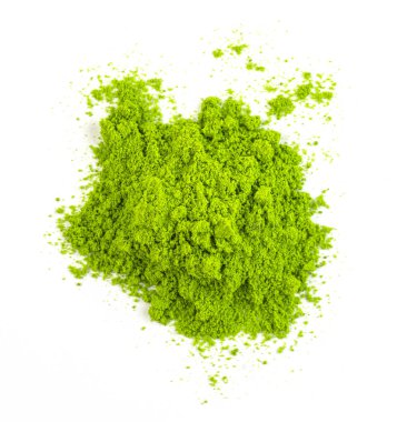 Kuru yeşil çay tozu, kibrit çay, beyaz arka planda izole edilmiş. Çin şifalı çayı sağlık için sakinleştirir. Doğu çimeni