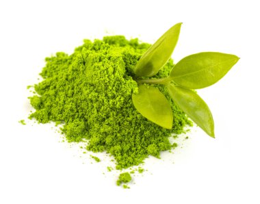 Kuru yeşil çay tozu tam yapraklı kibrit çay, beyaz arka planda izole. Çin şifalı çayı sağlık için sakinleştirir. Doğu çimeni