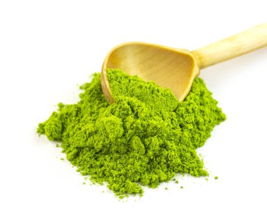 Kuru yeşil çay tozu, tahta kaşıklı kibrit çay ve tüm yapraklar beyaz arka planda izole. Çin şifalı çayı sağlık için sakinleştirir. Doğu çimeni