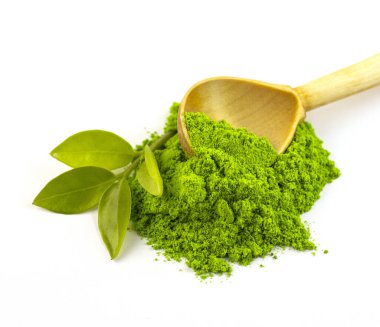 Kuru yeşil çay tozu, tahta kaşıklı kibrit çay ve tüm yapraklar beyaz arka planda izole. Çin şifalı çayı sağlık için sakinleştirir. Doğu çimeni