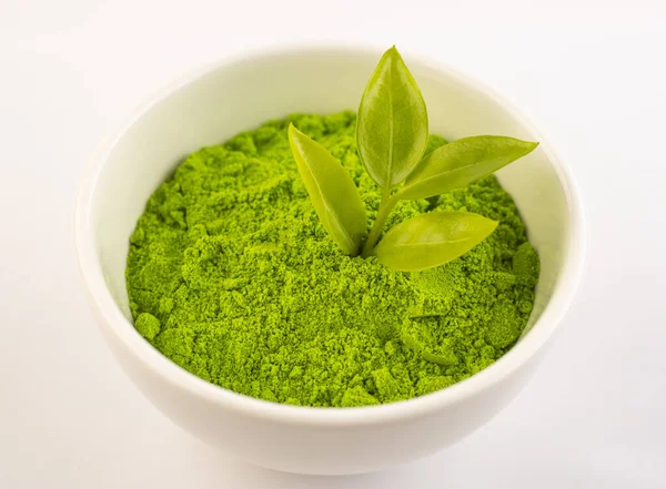 Kuru Yeşil Çay Tozu Tam Yapraklı Kibrit Çay Beyaz Arka — Stok fotoğraf