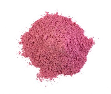Beyaz arka planda izole edilmiş kuru kibrit pembe çay tozu. Kilo kaybı ve sağlık için oryantal bitki çayı