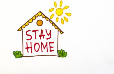 Üzerinde yazı olan renkli bir ev, beyaz arka planda, evde kalıyor. Covid-19 koronavirüs salgını sırasında kendini izole etme kavramı