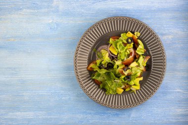 Gri tabakta taze sebzeli sandviçler ve kızarmış mantarlar. Taze otlar ve ekmeklerden kilo vermek için düşük kalorili vejetaryen yiyecekler.