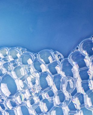 Baloncuklu, yatay, göz alıcı, mavi bir arka plan. Yumuşak pastel renklerde soyut resim