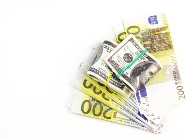 Yakın plan para izolasyonu, iş geçmişi. Avro banknotları ve ABD dolarları bir yığın halinde.