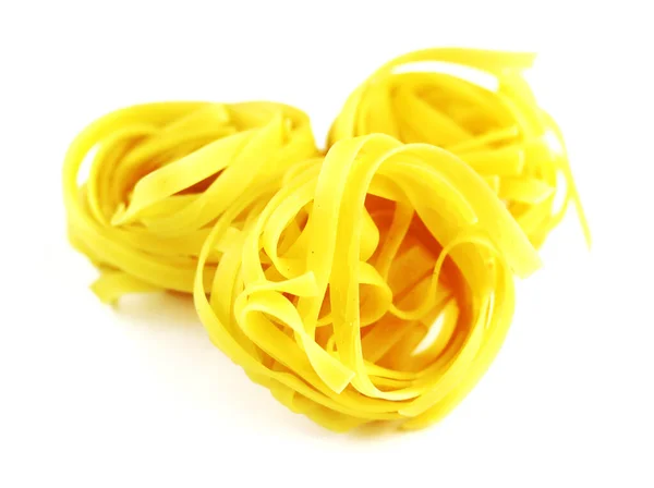 Żółta Pasta Skręcona Izolowana Białym Tle Złoty Włoski Makaron Zbliżenie — Zdjęcie stockowe