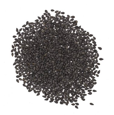 Beyaz arka planda izole edilmiş siyah susam. Susam bitkisinin küçük oval, soyulmamış tohumları sağlık için iyidir. fırın ürünleri için baharat