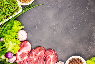 Taze çiğ et, sebzeli mermer et ve koyu taştan bir zemin üzerinde keten mikroşebeke. Sağlıklı yaşam tarzı kavramı