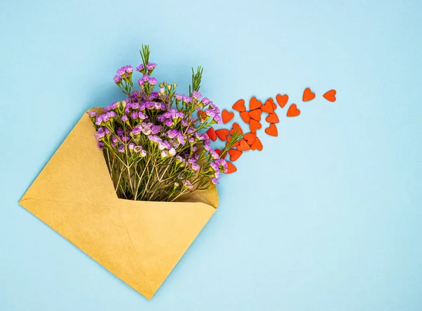 Champ Violet Fleurs Printanières Dans Une Enveloppe Petits Cœurs Rouges — Photo