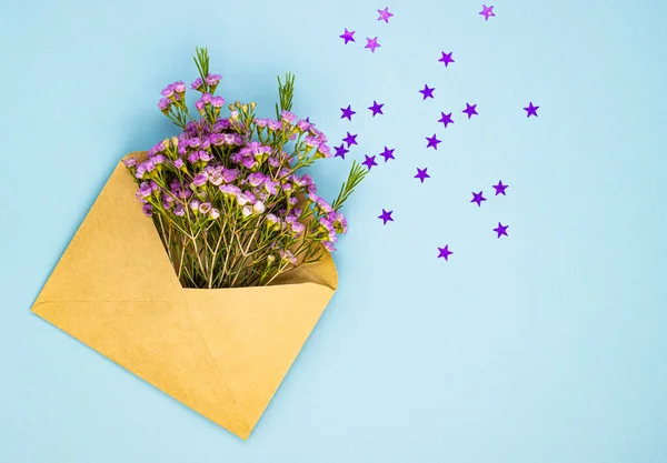 Zarfta Mor Tarla Çiçekleri Pastel Mavi Arka Planda Parıldayan Küçük — Stok fotoğraf
