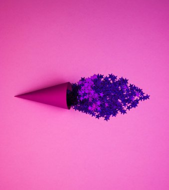 Pembe arka planda parlak mavi yıldızlı mor bir dondurma külahı. Kadınlar ve Sevgililer Günü için şenlikli bir geçmiş