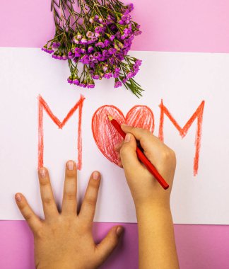 Anneler Günü 'nde annem için kırmızı kalem kartı. Büyük kırmızı bir kalbi olan yazıtçı anne. Kartpostallı bir buket yabani çiçek.