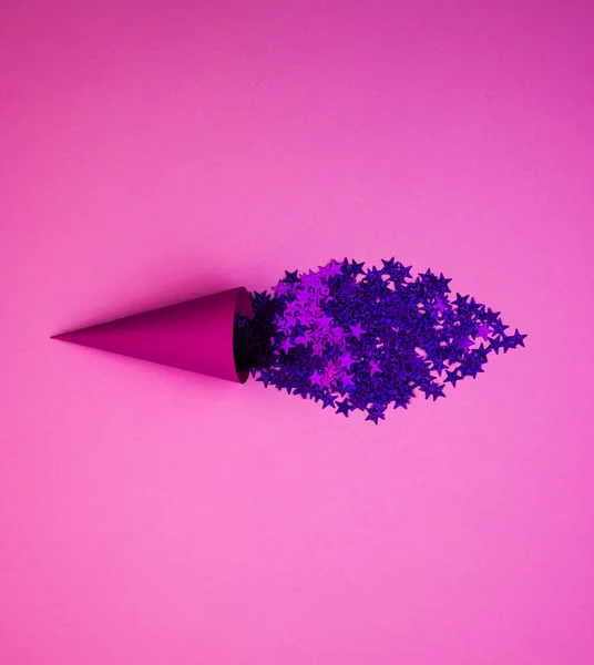 Cono Helado Púrpura Con Coloridas Estrellas Azules Brillantes Sobre Fondo — Foto de Stock