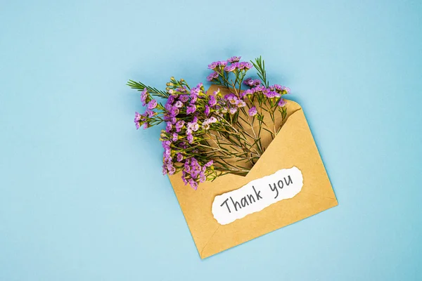 Buquê Flores Silvestres Primavera Envelope Inscrição Obrigado Conceito Gratidão Aos — Fotografia de Stock